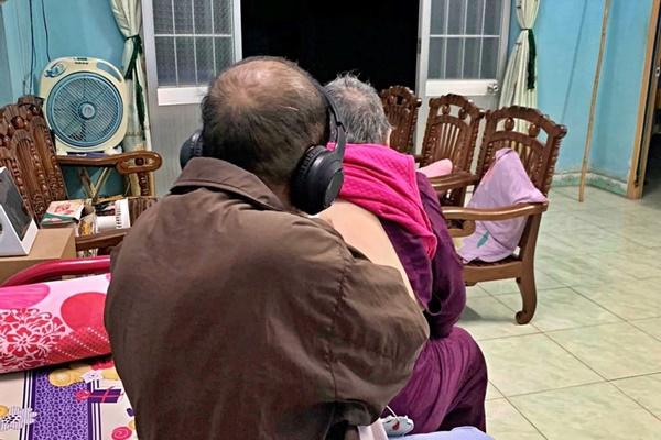 Tỉnh dậy nửa đêm thấy vợ đầu tóc rũ rượi, tay cầm hương đi khắp nhà, chồng lén đi theo thì thấy cảnh tượng kinh hoàng-2