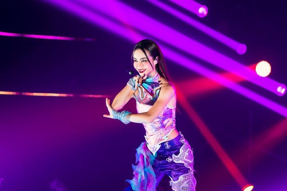 So tài hai chị đẹp trưởng nhóm-1