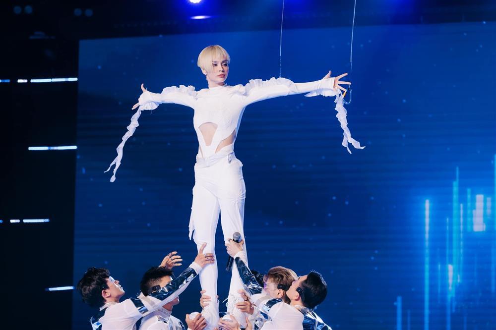 So tài hai chị đẹp trưởng nhóm-2