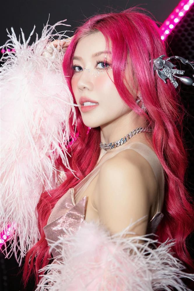 So tài hai chị đẹp trưởng nhóm-5