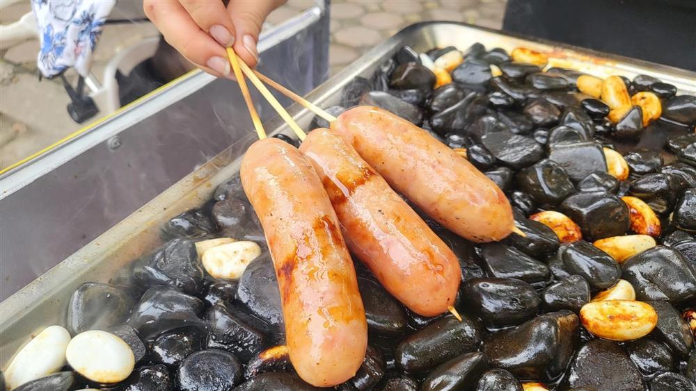 Giới trẻ rần rần món lạp xưởng nướng đá: Thơm ngon nhưng âm thầm tích độc, WHO liệt vào nhóm gây ung thư-1