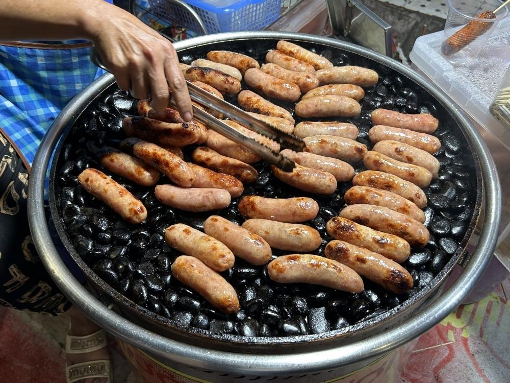 Giới trẻ rần rần món lạp xưởng nướng đá: Thơm ngon nhưng âm thầm tích độc, WHO liệt vào nhóm gây ung thư-2