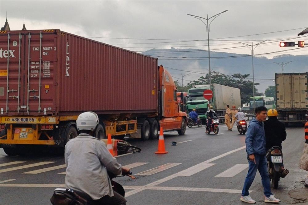 Container tông xe máy khiến vợ chết, chồng trọng thương-1