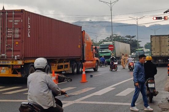 Container tông xe máy khiến vợ chết, chồng trọng thương