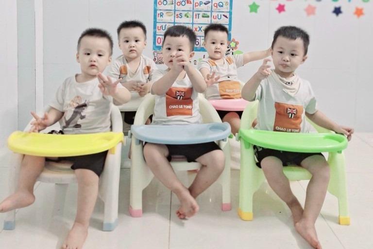 Vợ chồng sinh 5 con trai trong 13 tháng, hài hước kể chuyện phân xử-2