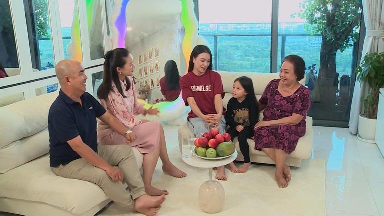 Bị cha đến công ty bắt về nhà, Trà Ngọc Hằng quỳ khóc van xin-1