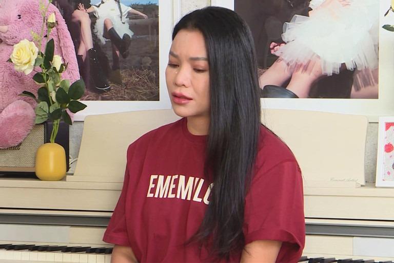 Bị cha đến công ty bắt về nhà, Trà Ngọc Hằng quỳ khóc van xin-2