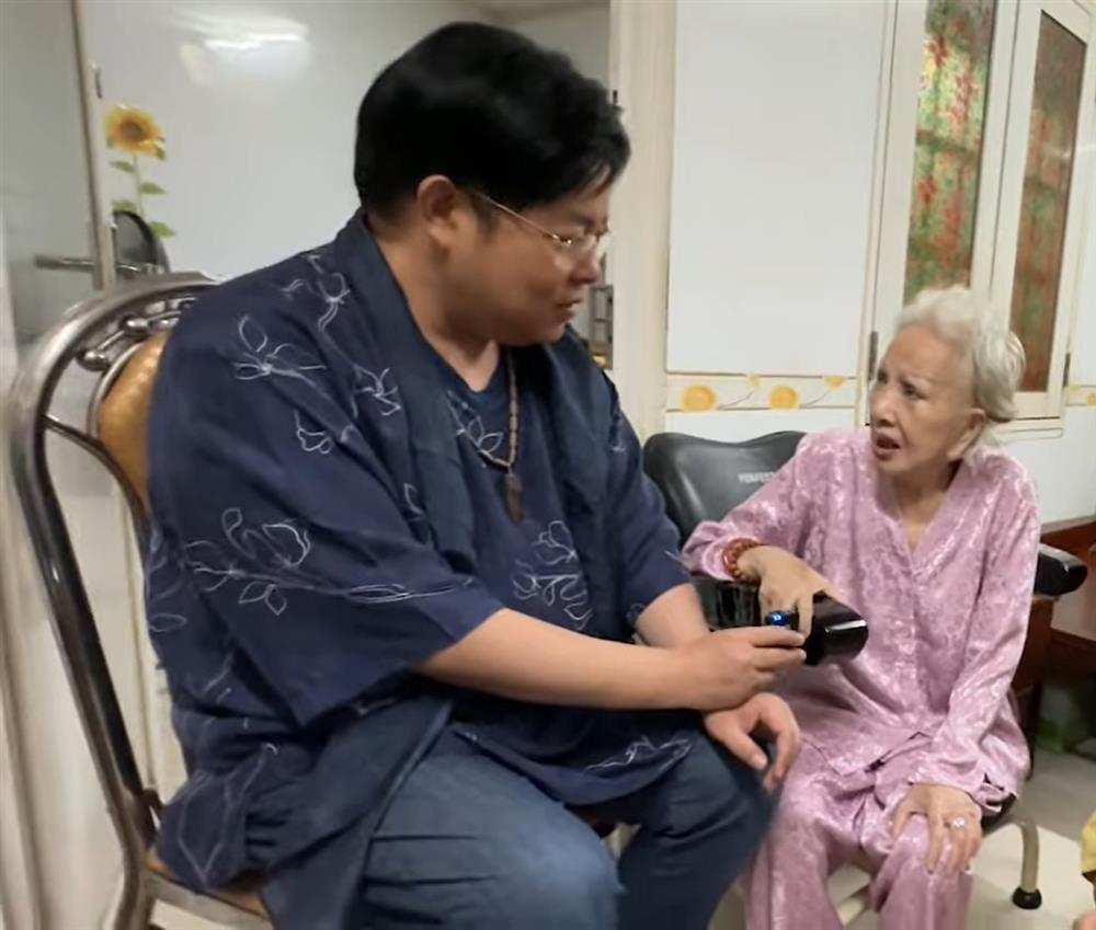 Quang Lê phản ứng sao khi bị nói xòe tiền tặng NS Hồng Nga là hành động phản cảm, thiếu tôn trọng?-3