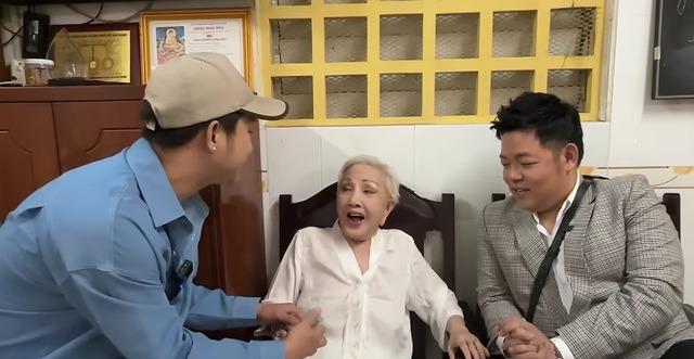 Quang Lê phản ứng sao khi bị nói xòe tiền tặng NS Hồng Nga là hành động phản cảm, thiếu tôn trọng?-4