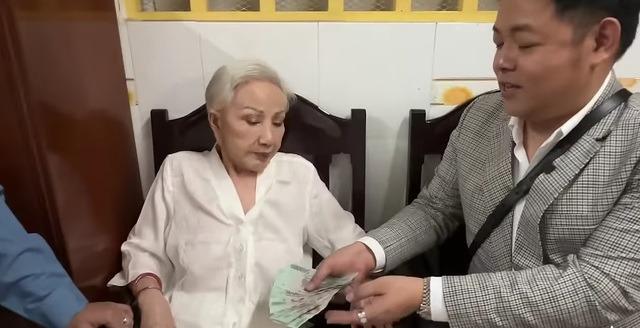 Quang Lê phản ứng sao khi bị nói xòe tiền tặng NS Hồng Nga là hành động phản cảm, thiếu tôn trọng?-5