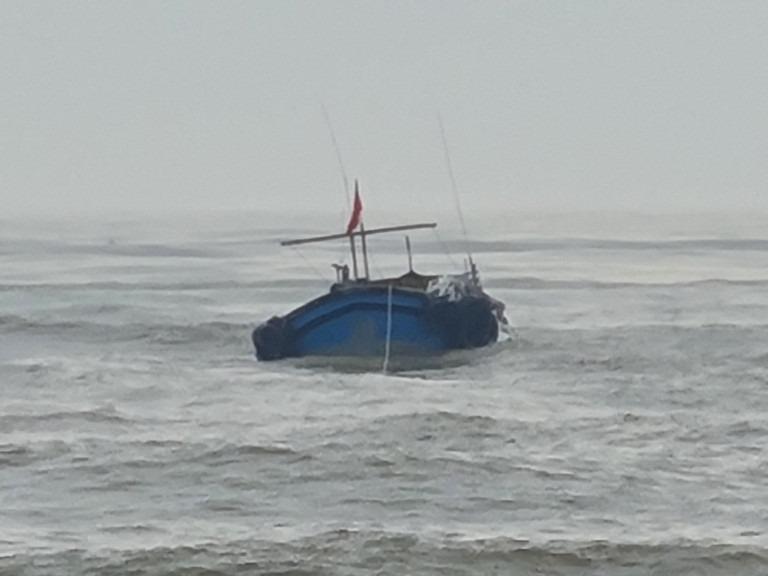 2 tàu cá ở Quảng Bình bị chìm trên biển, 3 người mất tích-1