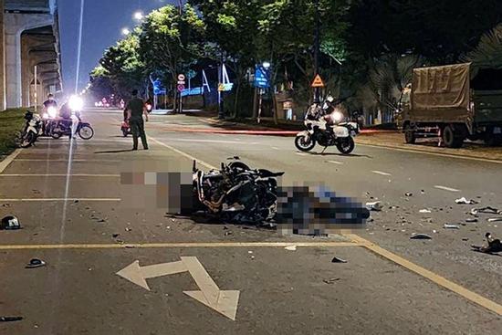 Mô tô đối đầu xe máy ở cửa ngõ TP.HCM, 2 người tử vong