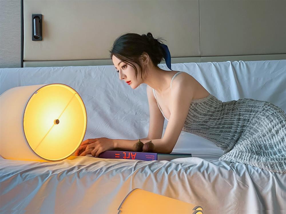 Lâu lắm rồi, fans mới thấy Địch Lệ Nhiệt Ba xinh đẹp, tươi trẻ thế này: Hoá ra là nhờ Makeup Artist của Dương Tử-1