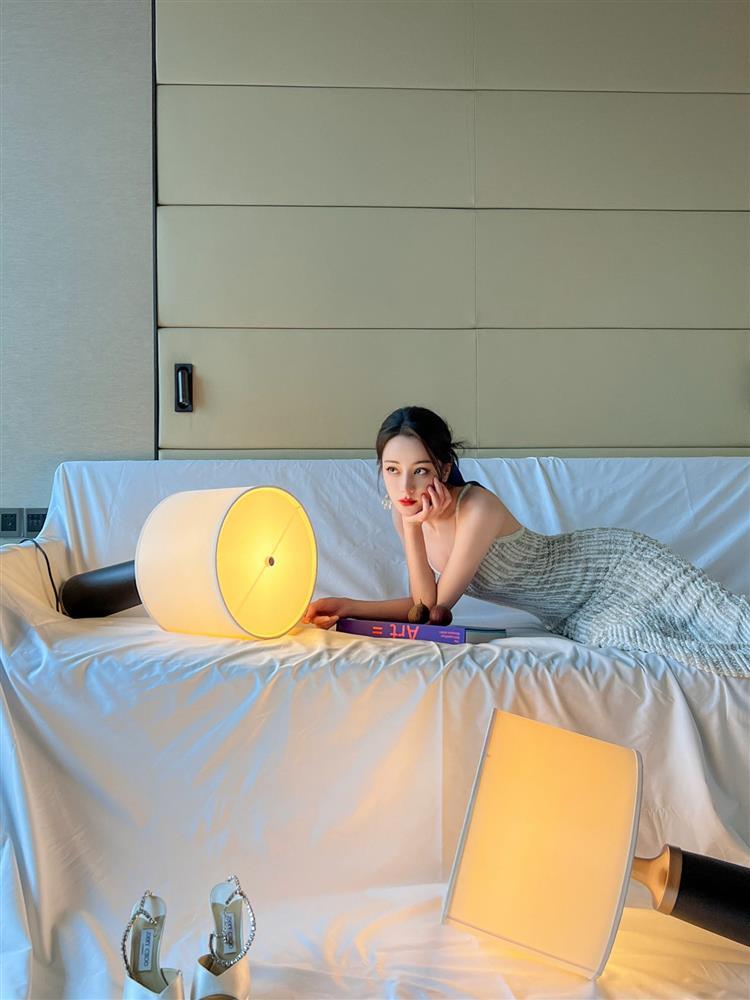 Lâu lắm rồi, fans mới thấy Địch Lệ Nhiệt Ba xinh đẹp, tươi trẻ thế này: Hoá ra là nhờ Makeup Artist của Dương Tử-3