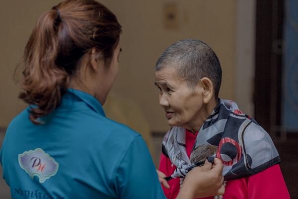 Xúc động bộ ảnh các cụ bà ở viện dưỡng lão Huế lần đầu được mặc áo dài Tết-1