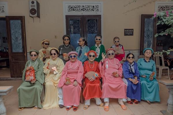 Xúc động bộ ảnh các cụ bà ở viện dưỡng lão Huế lần đầu được mặc áo dài Tết-2