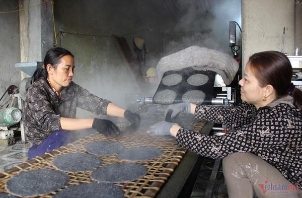 Đỏ lửa xuyên đêm làm loại bánh kỵ nhất mưa rét, người làng nghề tiết lộ bí kíp-2