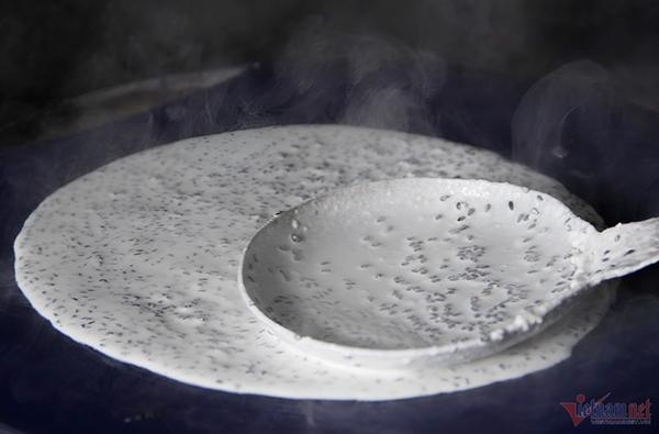 Đỏ lửa xuyên đêm làm loại bánh kỵ nhất mưa rét, người làng nghề tiết lộ bí kíp-4