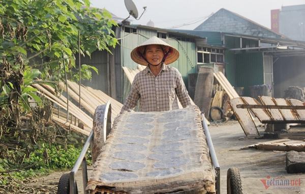 Đỏ lửa xuyên đêm làm loại bánh kỵ nhất mưa rét, người làng nghề tiết lộ bí kíp-5