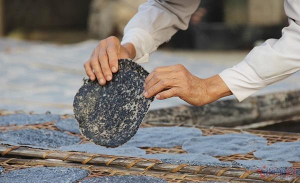 Đỏ lửa xuyên đêm làm loại bánh kỵ nhất mưa rét, người làng nghề tiết lộ bí kíp-7