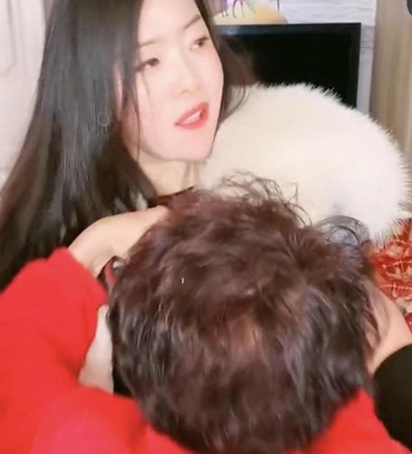 Phù dâu gây phẫn nộ vì giấu đồ vào chỗ nhạy cảm bắt chú rể lấy ra mới cho đón dâu-2