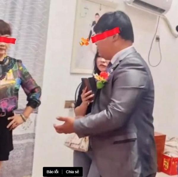 Phù dâu gây phẫn nộ vì giấu đồ vào chỗ nhạy cảm bắt chú rể lấy ra mới cho đón dâu-4