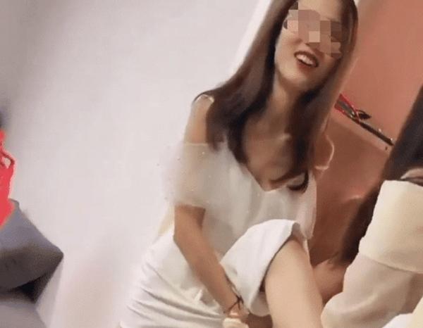 Phù dâu gây phẫn nộ vì giấu đồ vào chỗ nhạy cảm bắt chú rể lấy ra mới cho đón dâu-5