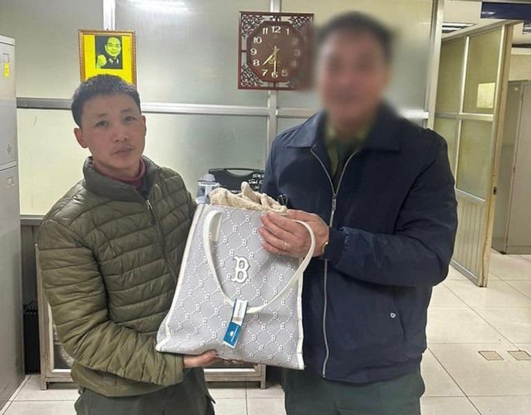 Nam hành khách bỏ quên túi chứa nhiều tài sản tại sân bay Nội Bài-1