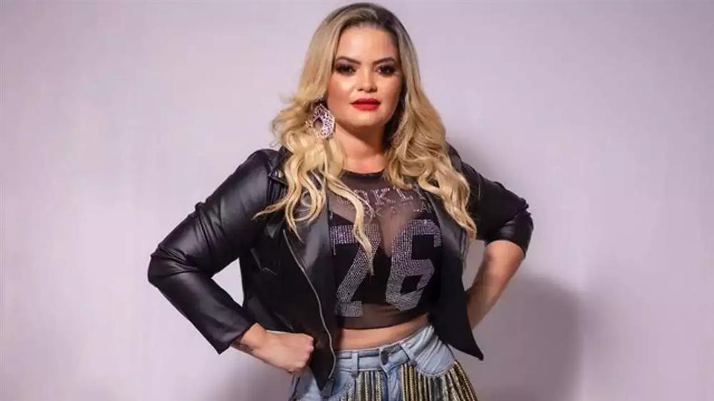 Nữ ca sỹ nổi tiếng qua đời ở tuổi 42 sau biến chứng khi phẫu thuật hút mỡ-1