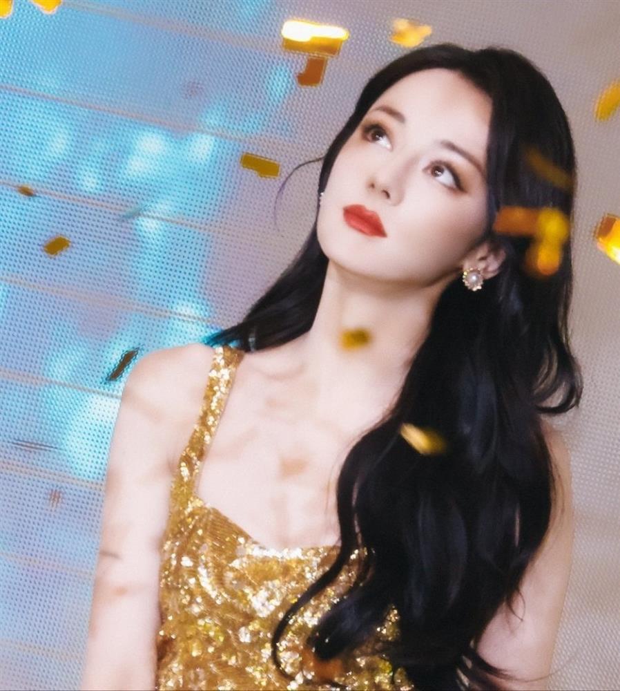 Nhan sắc Địch Lệ Nhiệt Ba hot nhất Weibo-3