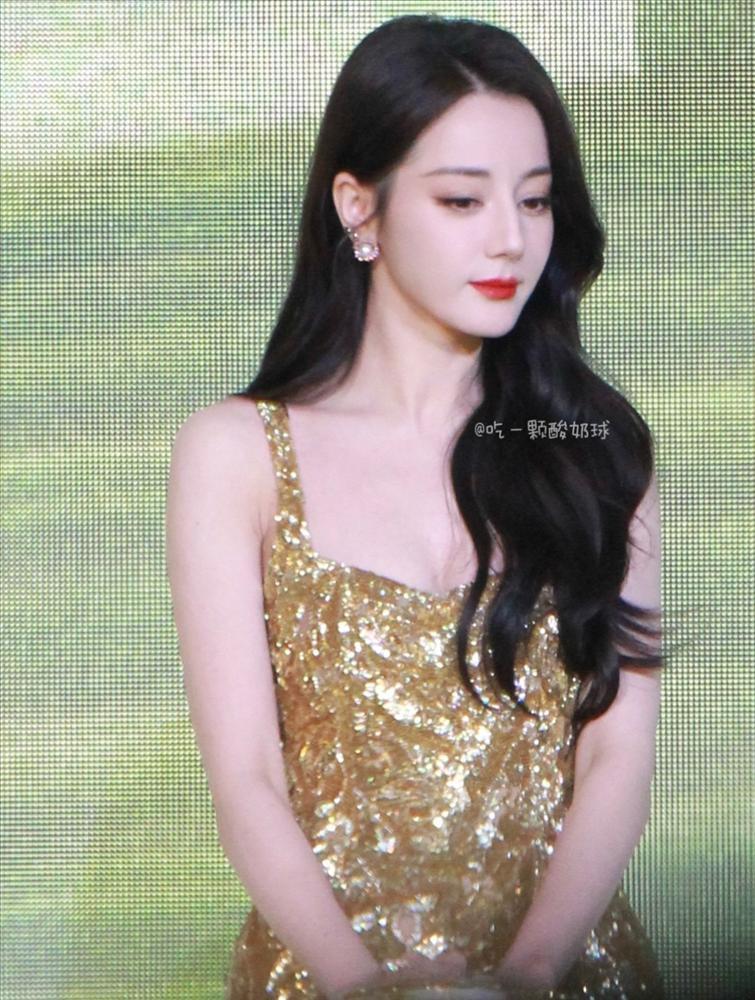 Nhan sắc Địch Lệ Nhiệt Ba hot nhất Weibo-5