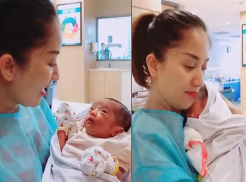 Mới ngày nào là em bé sinh non 1,9kg, con gái Khánh Thi giờ xinh xắn, bố mẹ phải nịnh mới chịu học nhảy-2