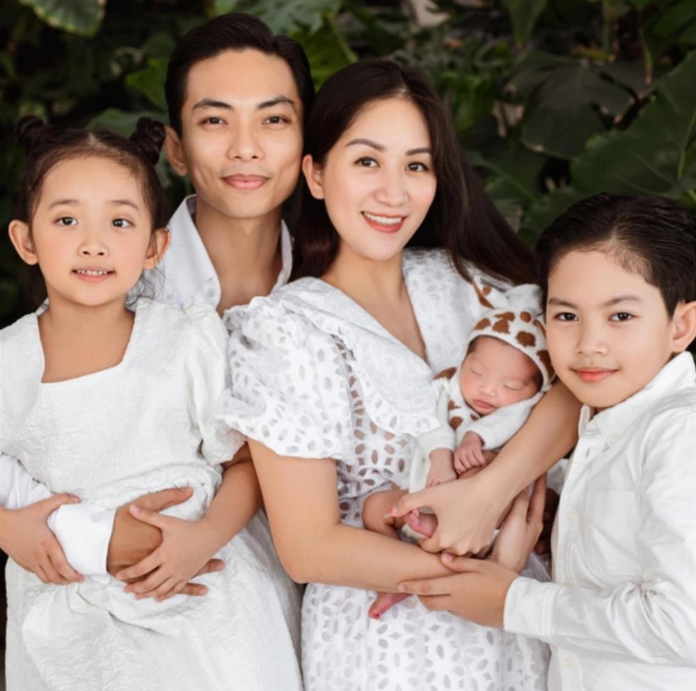 Mới ngày nào là em bé sinh non 1,9kg, con gái Khánh Thi giờ xinh xắn, bố mẹ phải nịnh mới chịu học nhảy-5