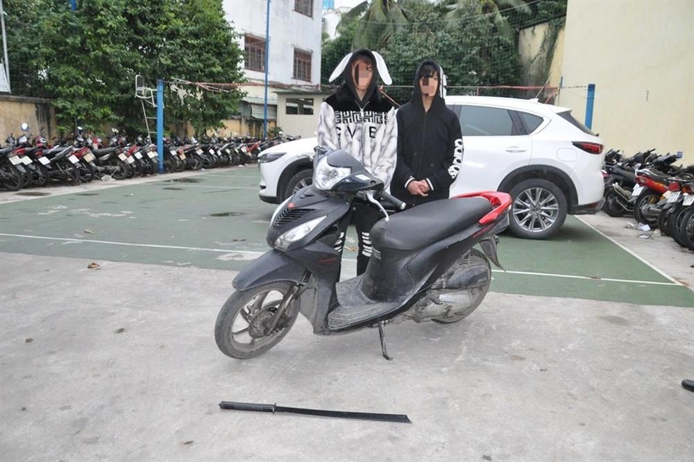 Bắt giữ 2 đối tượng vác thanh đao dài gần 1m đi cướp tài sản-1