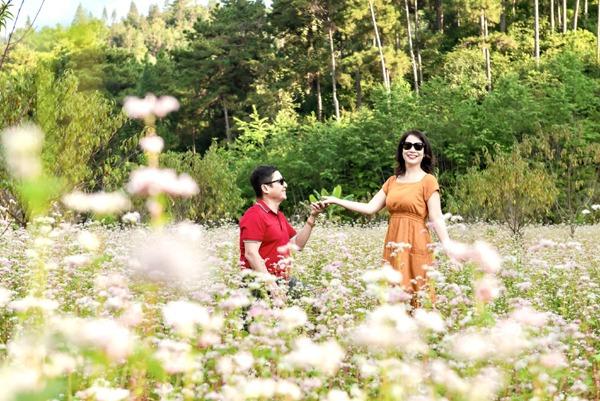 Xôn xao hình ảnh NSƯT Chí Trung quỳ gối như hành động cầu hôn bạn gái trẻ đẹp-1