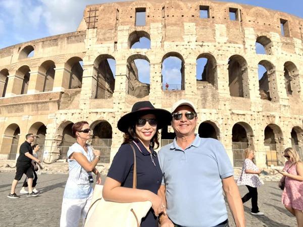 Xôn xao hình ảnh NSƯT Chí Trung quỳ gối như hành động cầu hôn bạn gái trẻ đẹp-3