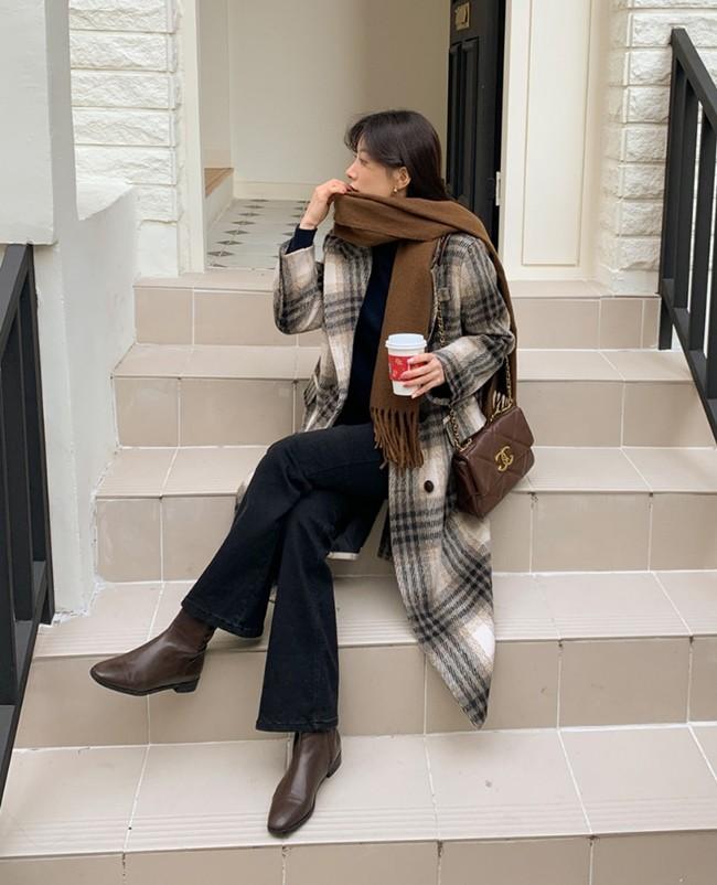 Cách diện đẹp áo khoác dáng dài trong những ngày buốt giá-1