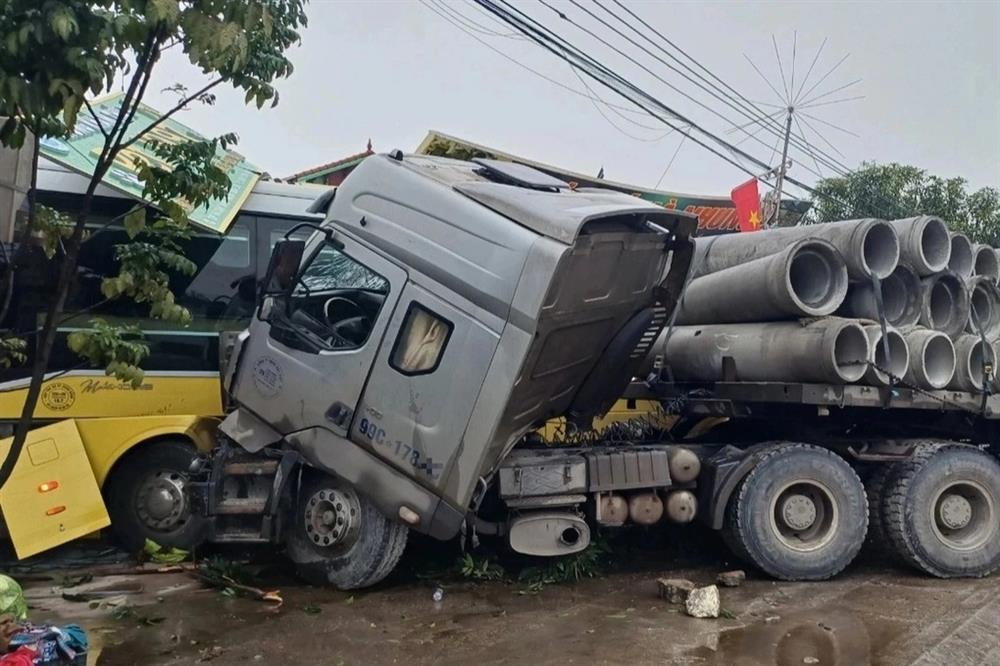 Xe khách đâm 4 nhà dân sau va chạm với xe đầu kéo-1