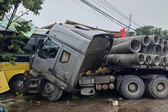 Xe khách đâm 4 nhà dân sau va chạm với xe đầu kéo