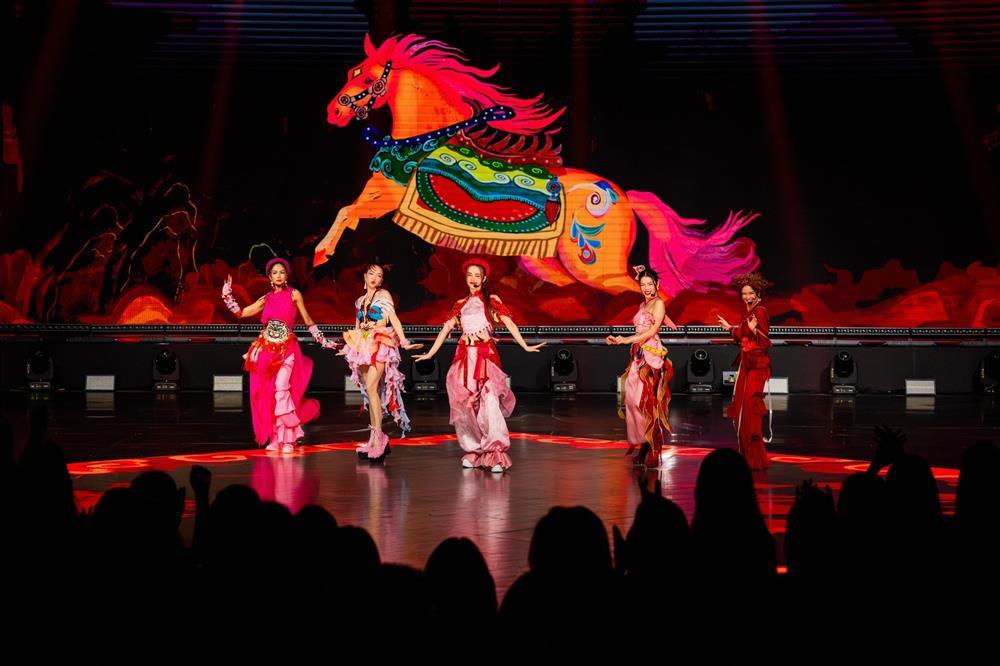 Chị đẹp Hồng Nhung hát sai lời?-1