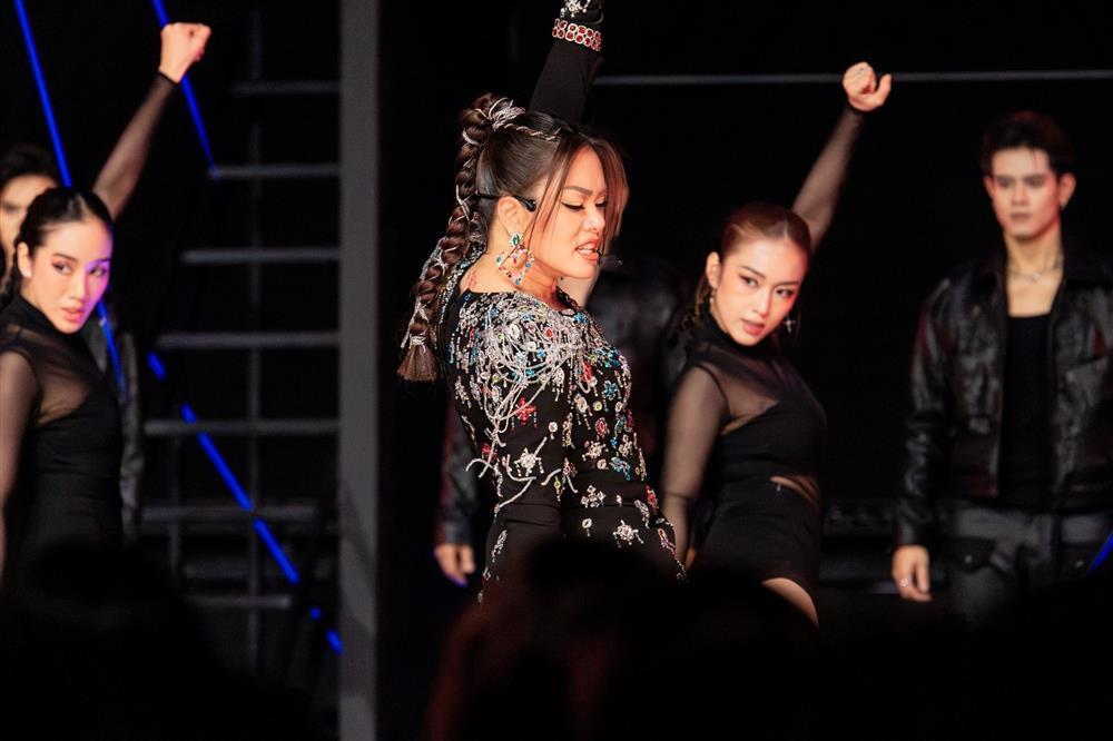 Chị đẹp Hồng Nhung hát sai lời?-2