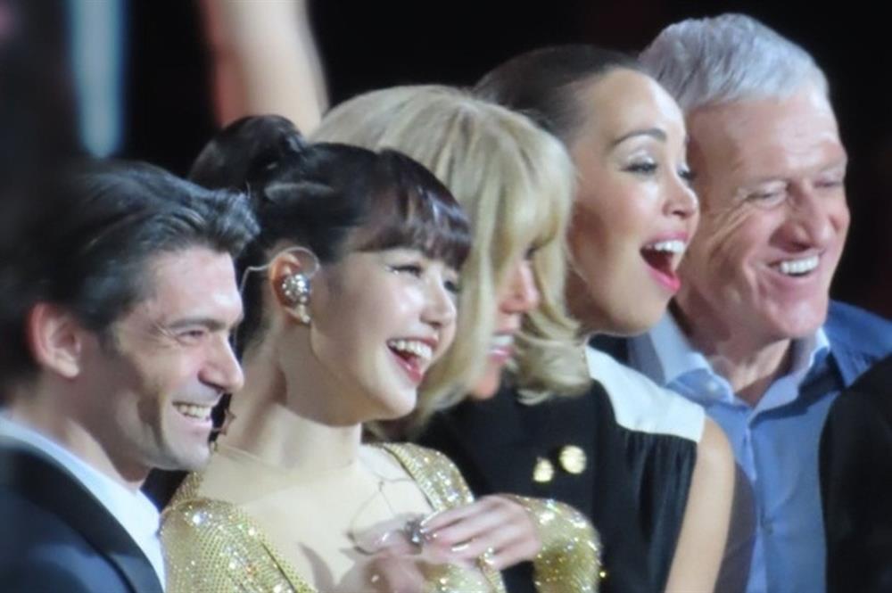 Lisa chung khung hình với Đệ nhất phu nhân Pháp, xả loạt ảnh triệu view-1