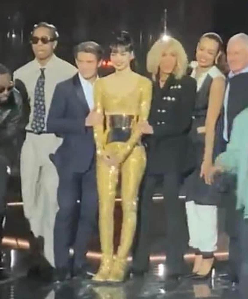 Lisa chung khung hình với Đệ nhất phu nhân Pháp, xả loạt ảnh triệu view-2