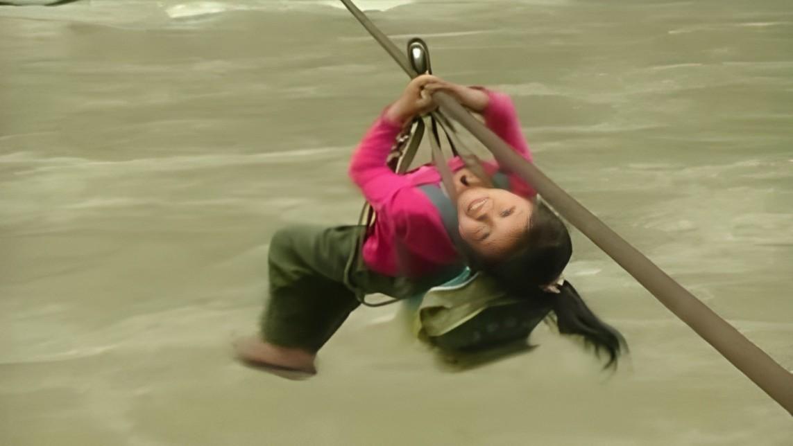 Cô bé đu cáp vượt sông đi học 17 năm trước giờ ra sao?-1