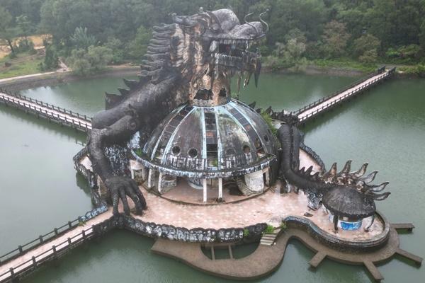 Du khách tiếc nuối khi thủy cung hình rồng tại công viên ma mị nổi tiếng thế giới ở Huế sắp bị đập bỏ-4