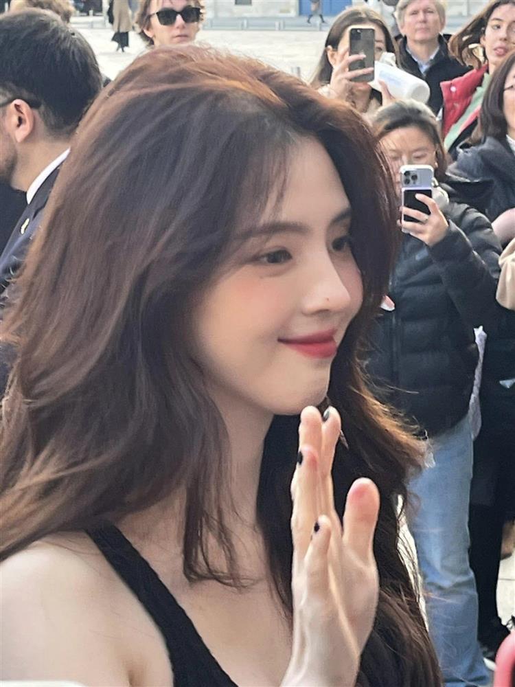 Nàng thơ cảnh nóng được trăm người vây kín tại Paris, nhan sắc gây chú ý qua cam thường-1