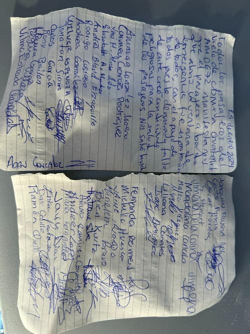 Hành khách mở cửa thoát hiểm, leo lên cánh máy bay vì ngồi chờ quá lâu-2