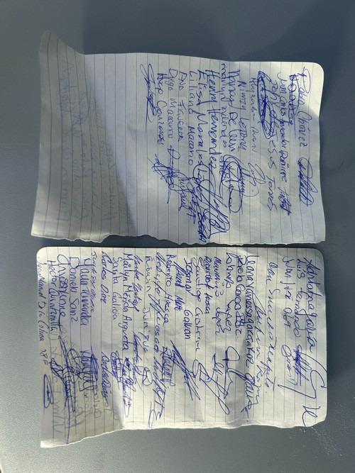 Hành khách mở cửa thoát hiểm, leo lên cánh máy bay vì ngồi chờ quá lâu-3