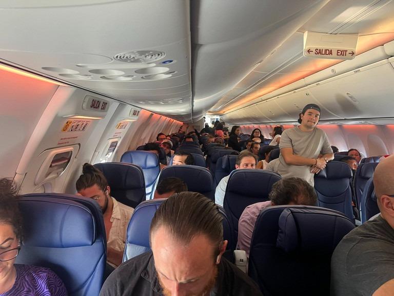 Hành khách mở cửa thoát hiểm, leo lên cánh máy bay vì ngồi chờ quá lâu-4