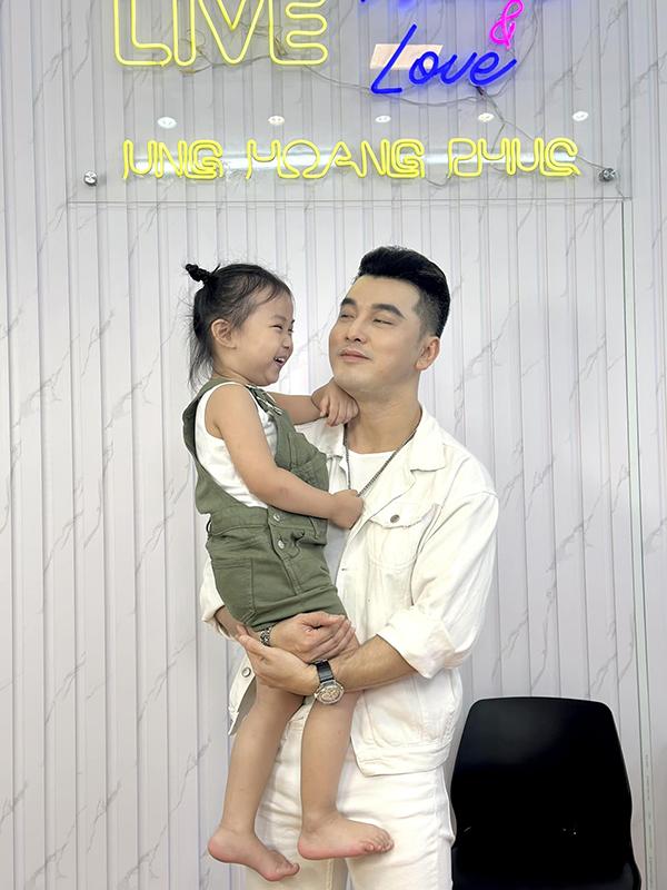 Vẻ ngoài đáng yêu của con gái Ưng Hoàng Phúc - siêu mẫu Kim Cương-1